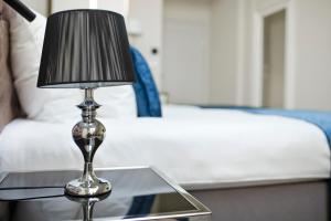 Un pat sau paturi într-o cameră la Wyndham Grand Krakow Old Town