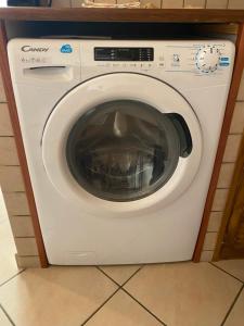 阿尔盖罗POMA DE CASA - Carrerò del Carmen的厨房里配有白色洗衣机