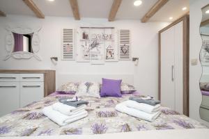 Postel nebo postele na pokoji v ubytování Lavender Room