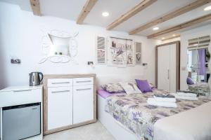 Postel nebo postele na pokoji v ubytování Lavender Room