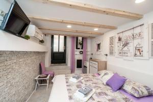 TV a/nebo společenská místnost v ubytování Lavender Room