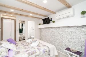 TV a/nebo společenská místnost v ubytování Lavender Room