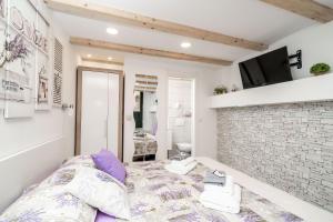 Postel nebo postele na pokoji v ubytování Lavender Room