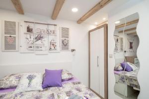 Postel nebo postele na pokoji v ubytování Lavender Room
