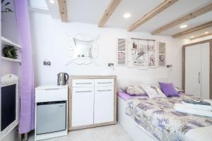 Postel nebo postele na pokoji v ubytování Lavender Room