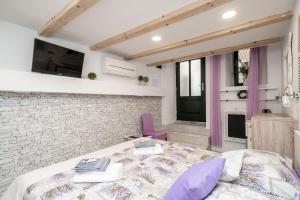 Postel nebo postele na pokoji v ubytování Lavender Room