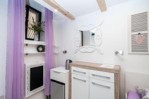 Kuchyň nebo kuchyňský kout v ubytování Lavender Room