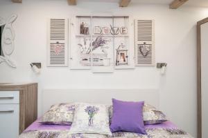 Postel nebo postele na pokoji v ubytování Lavender Room