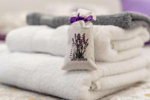 Postel nebo postele na pokoji v ubytování Lavender Room
