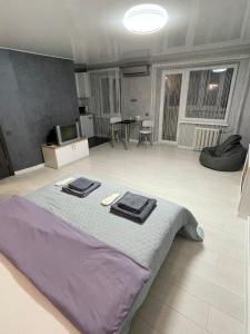 sypialnia z dużym łóżkiem z dwoma ręcznikami w obiekcie Студия LUX в центре города w mieście Krzywy Róg