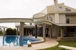 Bazén v ubytování Villa in Elassona-Βίλα στην Ελασσόνα nebo v jeho okolí