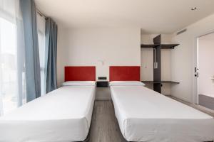 Postel nebo postele na pokoji v ubytování Arena Zone Hotel