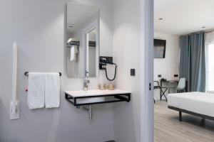 Postel nebo postele na pokoji v ubytování Arena Zone Hotel