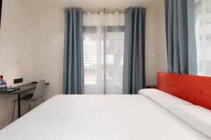 Postel nebo postele na pokoji v ubytování Arena Zone Hotel