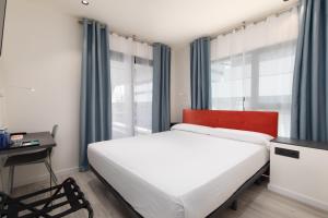 Postel nebo postele na pokoji v ubytování Arena Zone Hotel