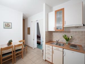 Kuchyň nebo kuchyňský kout v ubytování Apartments Green Garden