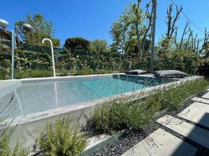 Bazén v ubytovaní Luxury 2 Apartments Cervia with Swimming Pool alebo v jeho blízkosti