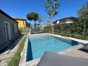 Bazén v ubytovaní Luxury 2 Apartments Cervia with Swimming Pool alebo v jeho blízkosti