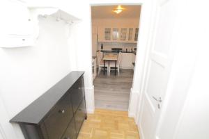 pasillo que conduce a una cocina con comedor en Tallkrogen Romantic House - Upper or Lower Apartment, en Estocolmo
