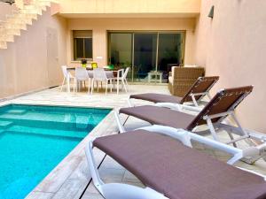 patio con sedie e piscina di Casa Mediterránea con piscina privada en Palamós a Palamós