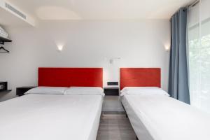 Postel nebo postele na pokoji v ubytování Arena Zone Hotel
