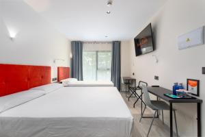 מיטה או מיטות בחדר ב-Arena Zone Hotel