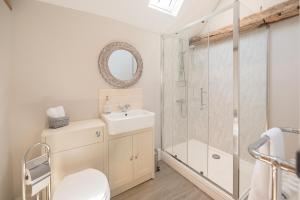 un bagno con doccia, lavandino e specchio di Chapel Cottage at Pond Hall Farm, Stunnning Property with Private Hot Tub, Hadleigh a Ipswich Altre 32 foto