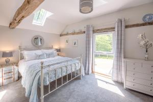 Tempat tidur dalam kamar di Chapel Cottage at Pond Hall Farm, Stunnning Property with Private Hot Tub