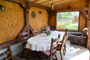 uma sala de jantar com mesa e cadeiras em Villa Rila Garden em Beli Iskar