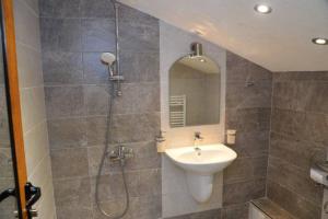 Ένα μπάνιο στο Villa Rila Garden +42 φωτογραφίες