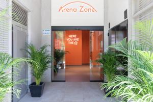 Zugang zu einem Bürogebäude mit einer orangefarbenen Tür in der Unterkunft Arena Zone Hotel in Valencia
