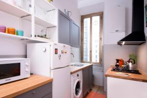 A kitchen or kitchenette at Interno 6 San Pietro