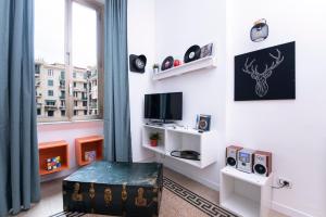A television and/or entertainment centre at Interno 6 San Pietro