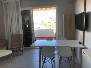 Telewizja i/lub zestaw kina domowego w obiekcie COSTA DAURADA APARTAMENTS - Stival Park 4