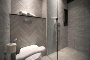 Bathroom sa Harbour Ville Hotel - Hamilton