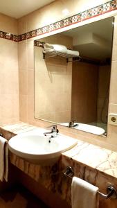 ein Bad mit einem Waschbecken und einem Spiegel in der Unterkunft Grupotel Imperio Playa in Sant Joan de Labritja