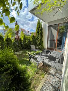 un patio con dos sillas y una mesa en T&AMarina, en Kąty Rybackie