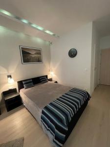 Un dormitorio con una cama grande y dos lámparas. en T&AMarina, en Kąty Rybackie