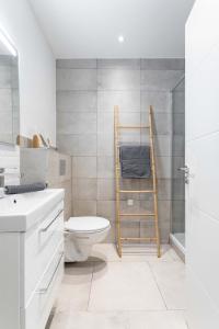ein Badezimmer mit einem WC und einem Handtuchhalter in der Unterkunft LES PIEDS DANS LE VIEUX PORT in Marseille