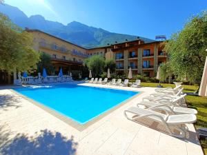 The swimming pool at or close to Hotel Villa Isabella