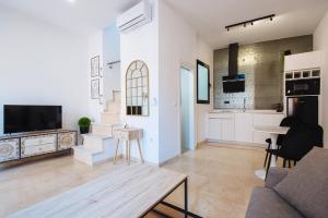 salon z kanapą i stołem w obiekcie Guardamino Dúplex Suite Apartment w Sewilli +15 zdjęć