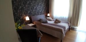 um quarto com uma cama com duas almofadas em Apartament Czekoladowy em Polanica-Zdrój