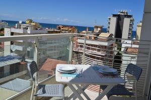 uma mesa e cadeiras numa varanda com vista em Residence Empire em Cattolica