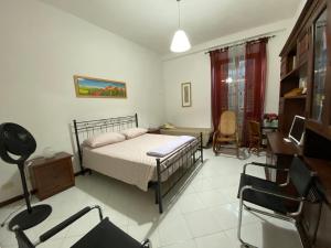 Schlafzimmer mit einem Bett und einem Schreibtisch in der Unterkunft B&B Sessoriana in Rom