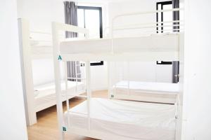 a room with two bunk beds and a window at Ram Rooms R.C. in Tarragona