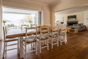 Una cocina y un comedor con mesa y sillas. en Number Eleven Self-Catering Villa, en Knysna