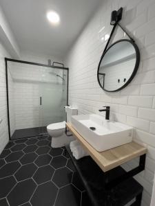 トレビエハにあるTorrevieja Experience Mar Azulのバスルーム(洗面台、トイレ、鏡付)