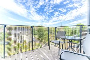 een balkon met een tafel en stoelen op een terras bij Olimpijska 2 - City Apartments in Mielno