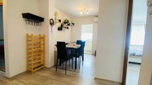 ein Esszimmer mit einem Tisch und Stühlen in einem Raum in der Unterkunft SunRise Apartament in Mangalia