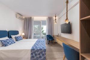 A bed or beds in a room at Sirocco Hotel